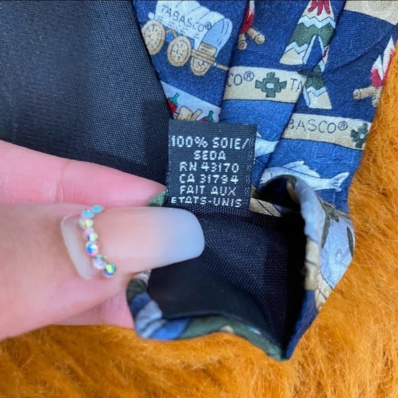 Wild west themed Tabasco sauce tie - Picture 5 of 6